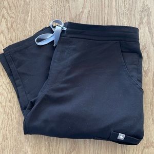XS Women’s FIGS black pants.